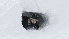 Un ni�o juega en el exterior tras una copiosa nevada en Siberia.