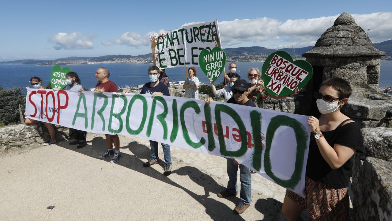 Protesta en O Castro contra la tala de árboles y el cambio climático