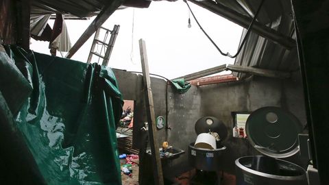 El fuerte viento de la pasada noche levant� la cubierta met�lica de un almac�n en Fi�n, en O Savi�ao