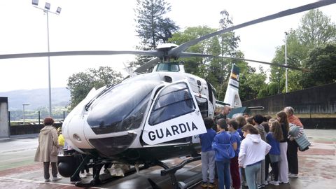 Espectacular despliegue de la Guardia Civil en Pontedeume.