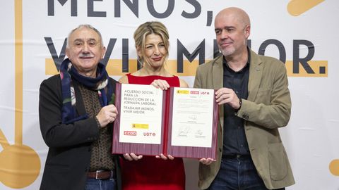 La ministra de Trabajo, Yolanda Daz, entre Pepe lvarez, de UGT, y Unai Sordo, de CC.OO. tras la firma del acuerdo para rebajar la jornada laboral a 37,5 horas