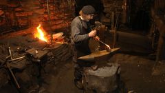 Friedrich en el Mazo de Mazonovo, en Santa Eulalia de Oscos, donde trabaja junto con Paz Prieto