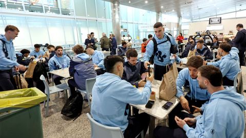 Los jugadores del Celta, en el aeropuerto de Peinadir en la ma�ana de este mi�rcoles.