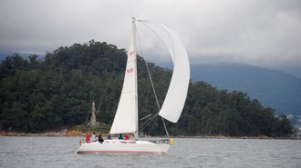 Un crucero, durante una regata reciente en la r&iacute;a de Pontevedra