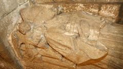Sepulcro de Xohán Mariño de Soutomaior, en el interior de la iglesia de Sobrán, cuyos restos fueron exhumados en busca de la huella genética de Cristóbal Colón