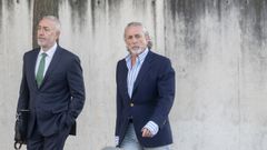 El empresario Francisco Correa (d) y su mano derecha, Pablo Crespo, a su llegada a la Audiencia Nacional, a 20 de octubre del 2025, en San Fernando de Henares, Madrid (Espaa).