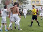 Rub�n M�rquez vio la quinta amarilla por sacarse la camiseta. 