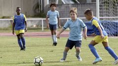 Foto de archivo de un partido de futbol base entre Ribeira y S�lvora