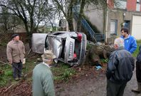 El coche se detuvo al chocar con un �rbol a unos cincuenta metros de la carretera. 