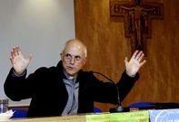 Garc�a, autor de �El arca de las palabras� o �Manual del exorcista�, charl� ayer en la parroquia carballesa.