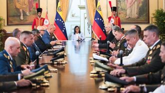 La presidenta interina de Venezuela, Delcy Rodr&iacute;guez, junto al nuevo alto mando militar