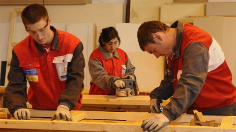 J�venes en una escuela taller municipal en Gij�n