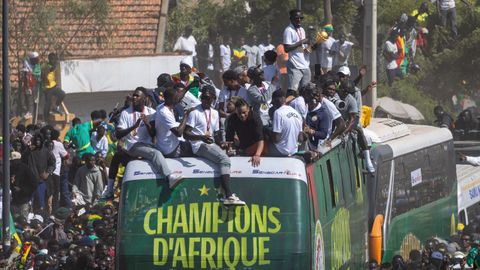 Los jugadores de la selecci&oacute;n de Senegal, en el bus durante la celebraci&oacute;n del t&iacute;tulo de campeones de &Aacute;frica.