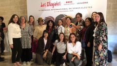 La presidenta de la Diputaci�n de Lugo, Carmela L�pez, agachada a la derecha, en uno de los encuentros celebrado en Mallorca