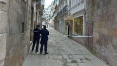 Polic�a Nacional y Polic�a Local velaron por la seguridad en la calle Mar�a Sarmiento de Viveiro este viernes hasta que artificieros del Tedax retiraron el ob�s de la Guerra Civil que apareci� en las obras de un edificio
