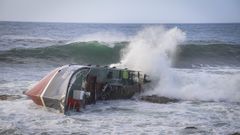 El Divina del Mar encall� en las inmediaciones del castro de Baro�a y un tripulante perdi� la vida tras saltar al agua.