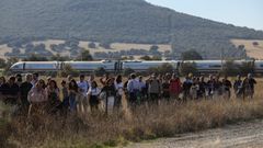 Supervivientes del accidente ferroviario de Toledo esperando para ser evacuados.