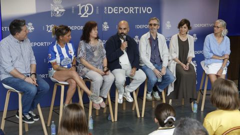 Presentaci�n del nombre del nuevo himno. De izquierda a derecha: Pablo Carballido, Susana Seivane, Chus, Borja Calvo, Xoel L�pez, Ana Edreira y Caroline Bournard.