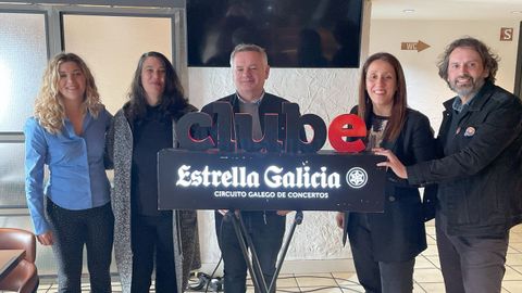 Candela Liste, cantautora; Silvia Penide, cantautora; Marcos Vzquez, presidente de Clubtura; Cecilia Babarro, responsable de comunicacin externa de Hijos de Rivera; Tomi Legido, programador de la sala Mardi Gras. 