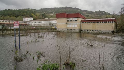 Las aguas del Avia y el Veronza han anegado el entorno del instituto de Ribadavia