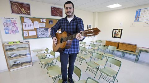 Alberte Fernndez, que no toca la guitarra sino el bajo, en un aula del instituto de Barro.