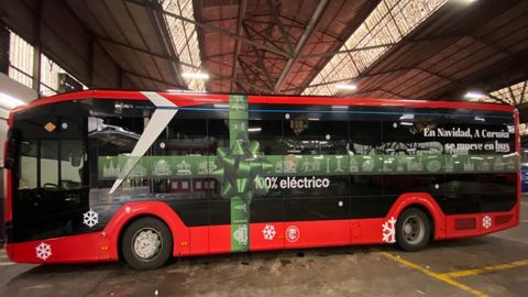 El modelo 100 % elctrico ha sido el seleccionado para portar la decoracin navidea de Tranvas de A Corua
