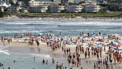 En primer plano, playa focense de A Rapadoira, y al fondo, litoral de Barreiros