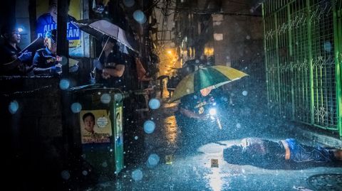 Investigaci�n policial bajo la lluvia en Manila (Filipinas) Daniel Berehulak, �The New York Times�. World Press Photo