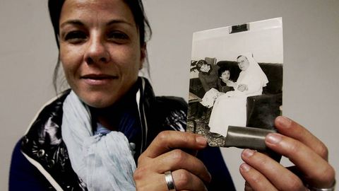 Mar�a Alonso con la foto de su hermana cuando ingres� en el centro hace tres d�cadas
