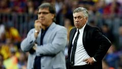 Martino y Ancelotti, durante el Bar�a-Madrid