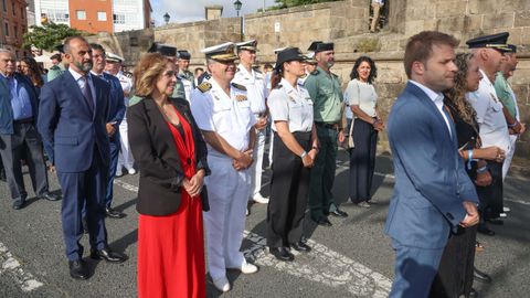 Numerosas autoridades civiles y miltares siguieron el desfile