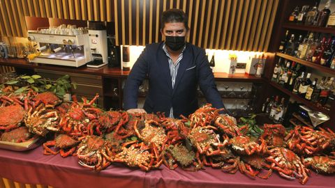 Juan Jos� Garc�a Gerpe, autor de la idea, posa orgulloso en O Churrasco junto a una parte de los 190 kilos de centollo de los que se ha provisto en la  lonja de Cambados