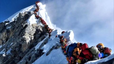 Imagen ofrecida por TVE de las colas en el ascenso al Everest