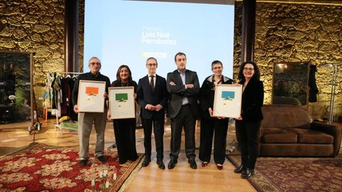 Foto de familia de premiados en la XVI edicin de los Premios Luis No Fernndez. En el centro Alejandro Fernndez y Antono Blanco