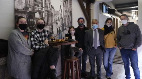 Para Pepe Mel�n, en el centro, la tradici�n es celebrar su santo con sus seres queridos. En esta ocasi�n se dividieron para guardar las medidas de seguridad
