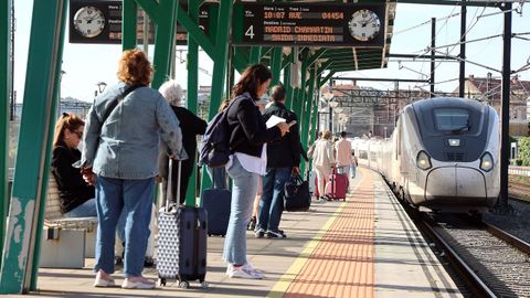 Viajeros esperando al AVE en la estación de Vilagarcía