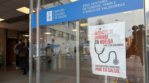Cartel anunciando la huelga de m�dicos en la puerta del CHUO.