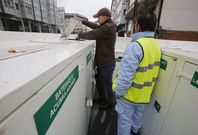 Un usuario dejando residuos en un contenedor del punto limpio m�vil. 