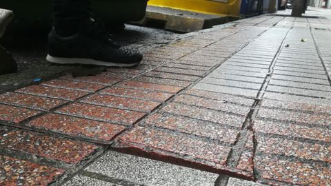 Baldosa suelta en la avenida de Manuel Llaneza de Gij�n