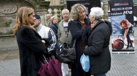 Nin unha mais. Performance de Ana Gesto en la Praza da Peregrina contra la violencia de g�nero
