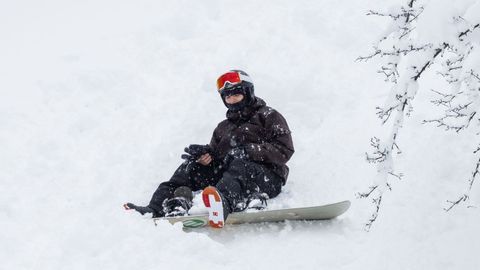 Un joven se desliza por un snowboard en Central Park