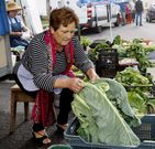 Una mujer ofrece sus productos en la feria de Cai�n. 
