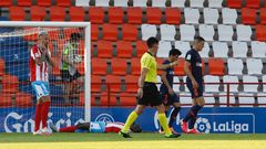 Carrillo y El Hacen, en el suelo, lamentan el fallo de la mejor ocasi�n que tuvo el Lugo contra el M�laga