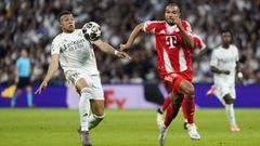 Kylian Mbapp� y Jonathan Tah, durante una pugna de bal�n en el Real Madrid-Bayern.