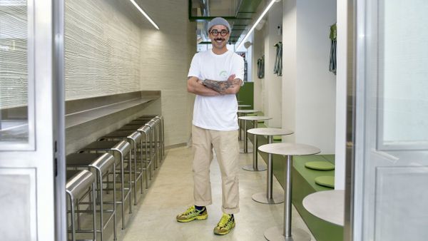 Adri�n Fel�pez, en el local de Rosm�n Burger en R�a Nova