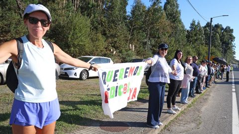 CADENA HUMANA DESDE EL HOSPITAL DEL BARBANZA AL CENTRO DE SALUD PARA PEDIR UNA SANIDAD PUBLICA DE CALIDAD