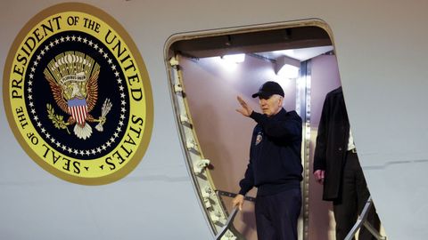 Joe Biden vuelve a dar positivo en Covid y admite que considerar�a retirarse