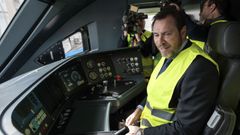 El ministro de Transportes y Movilidad Sostenible, �scar Puente, este viernes a bordo de un tren en Valencia.