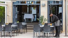 Un camarero en una terraza en Sanxenxo, el pasado mayo