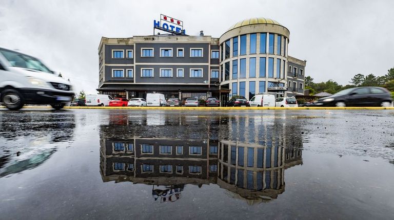 El Punta del Este, en Carballo, es uno de los principales hoteles de la comarca